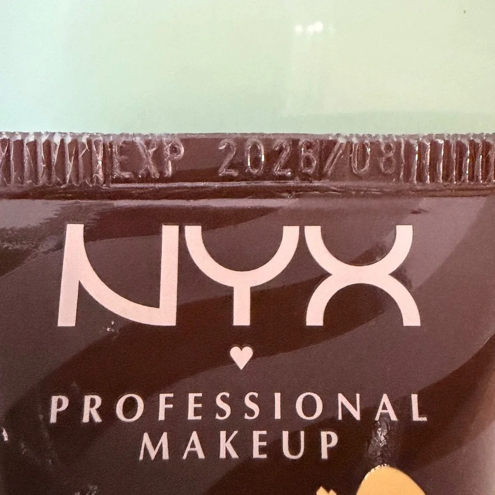 NYX Buttermelt Glaze‎ Skin Tint Chocolate Butta SPF 30 1oz Soft Glow Foundation